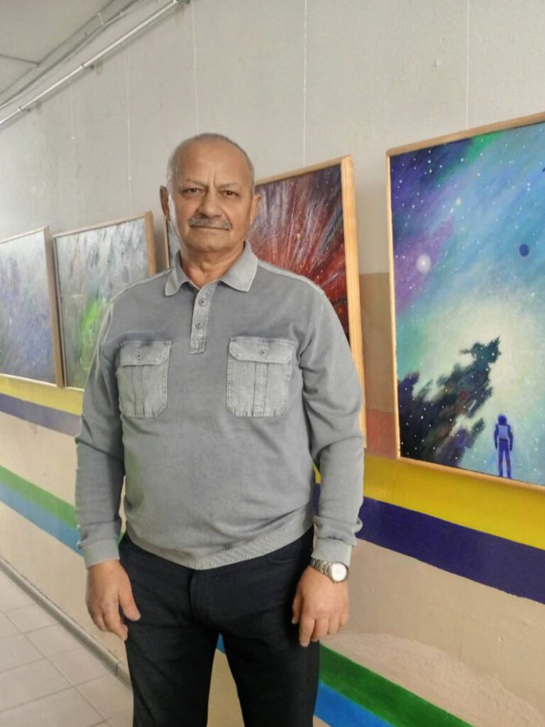 Детальніше про статтю Від неба до мистецтва: у Каравелівській гімназії відкрилася виставка Володимира Бандалієва